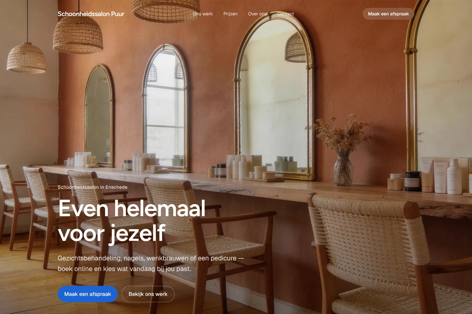 De voorbeeldsite van Schoonheidssalon Puur — een compacte one-page website met een grote foto, korte tekst en twee knoppen.