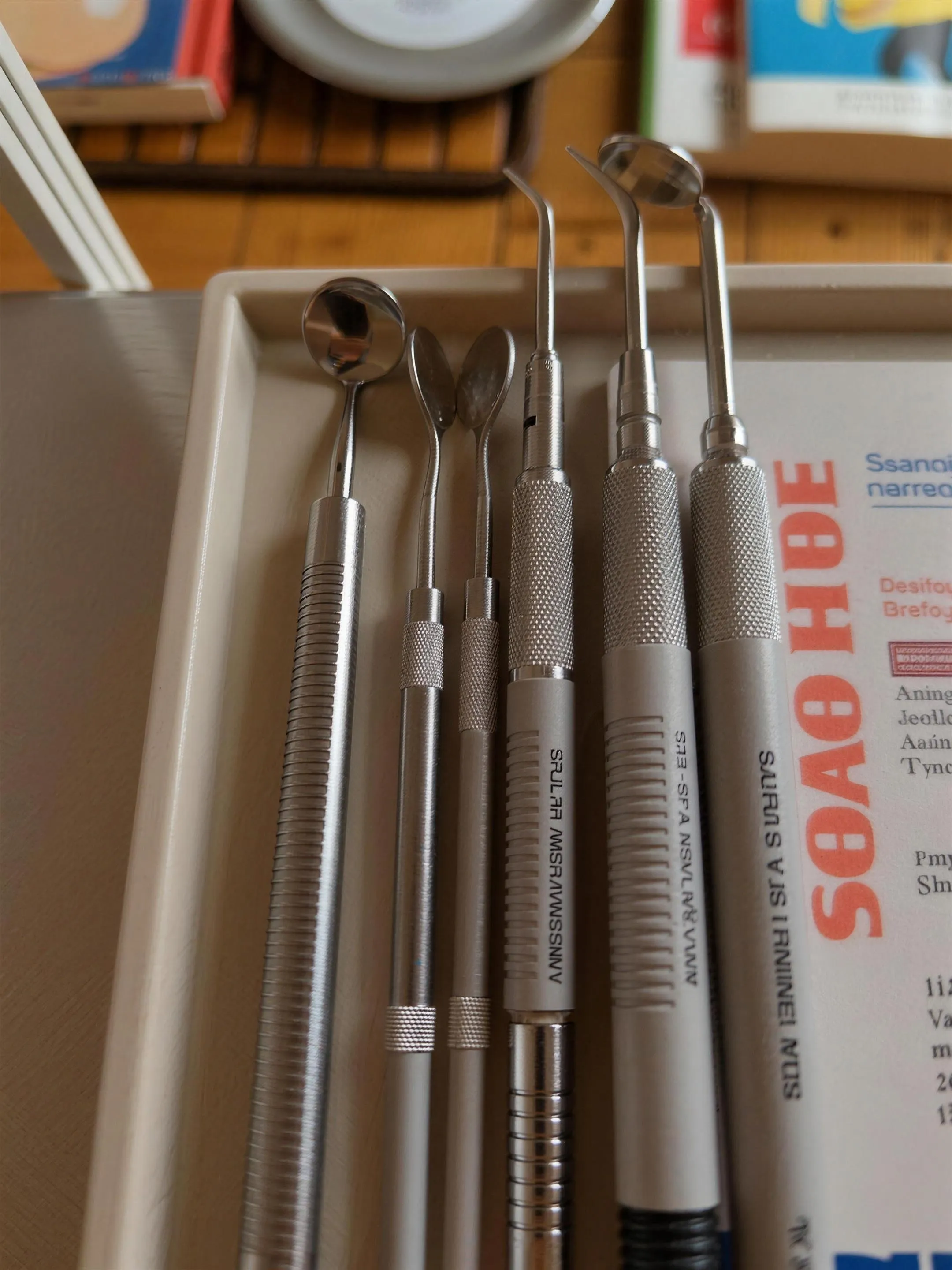 Dierenartsinstrumenten voor gebitscontrole op een dienblad