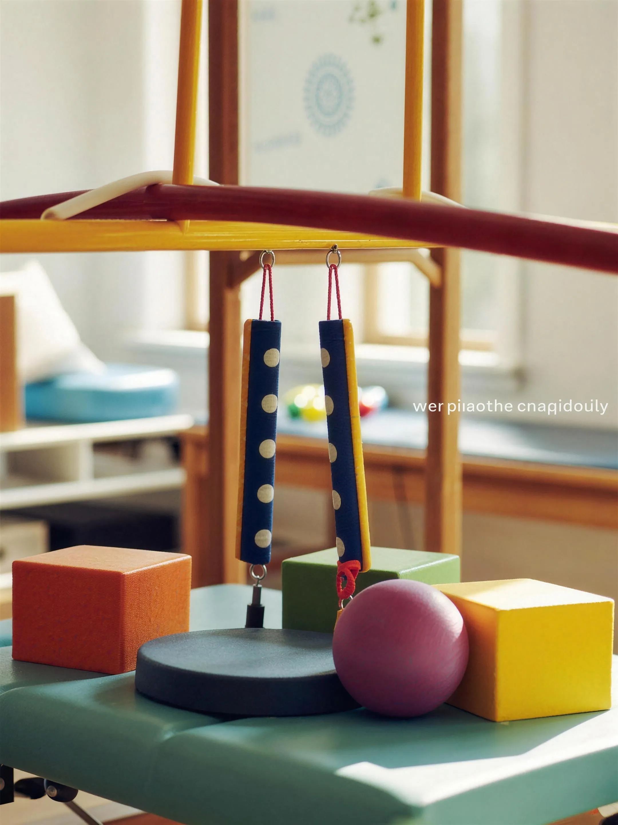 Close-up van fysiotherapie-oefenmateriaal voor kinderen in een Nederlandse praktijkruimte, geen kind in beeld. Documentaire sfeer, geen tekst of logo's in beeld.