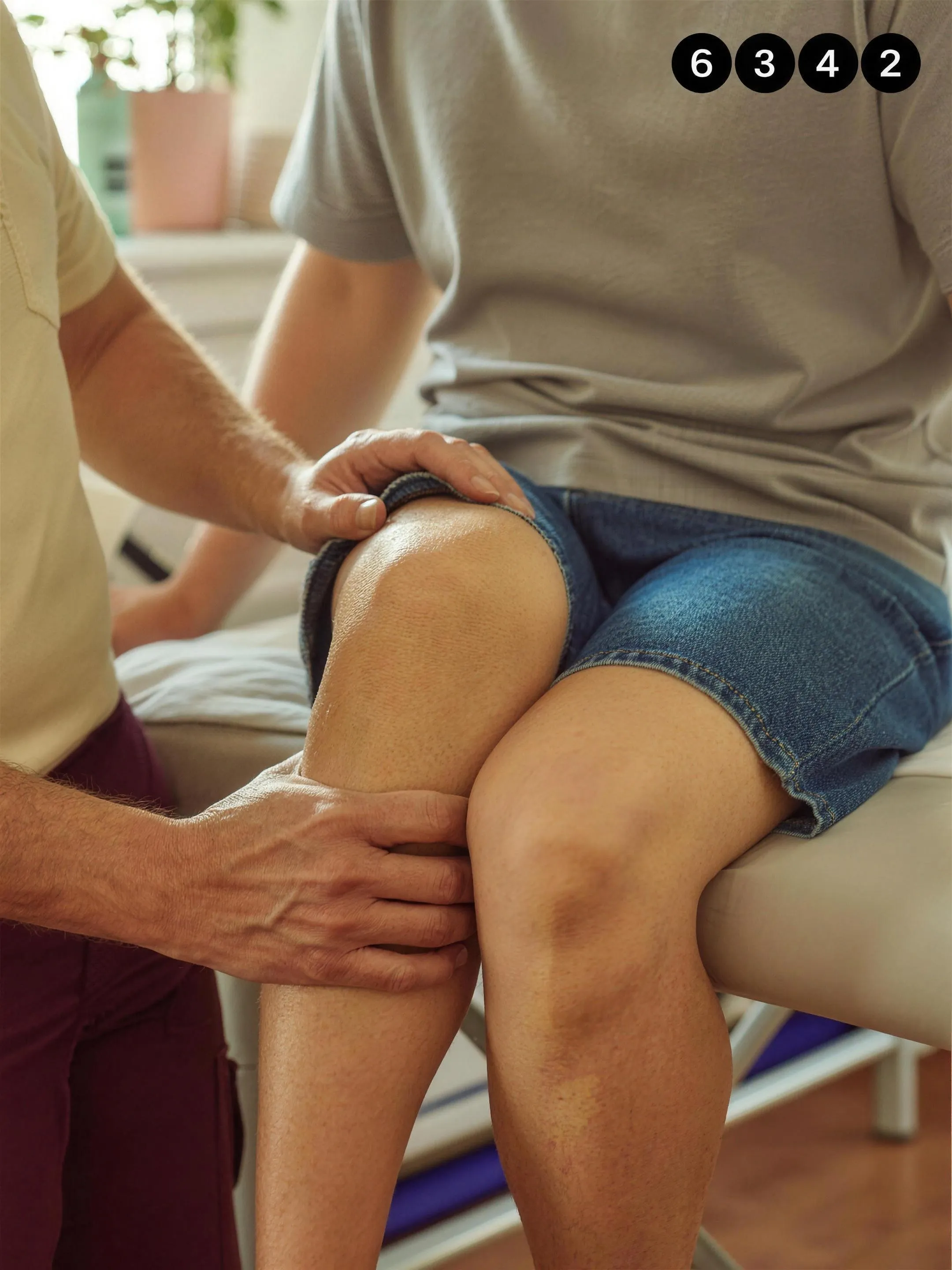 Close-up van een fysiotherapeut die een knie test bij een sportende patiënt in een Nederlandse praktijk. Documentaire sfeer, geen tekst of logo's in beeld.